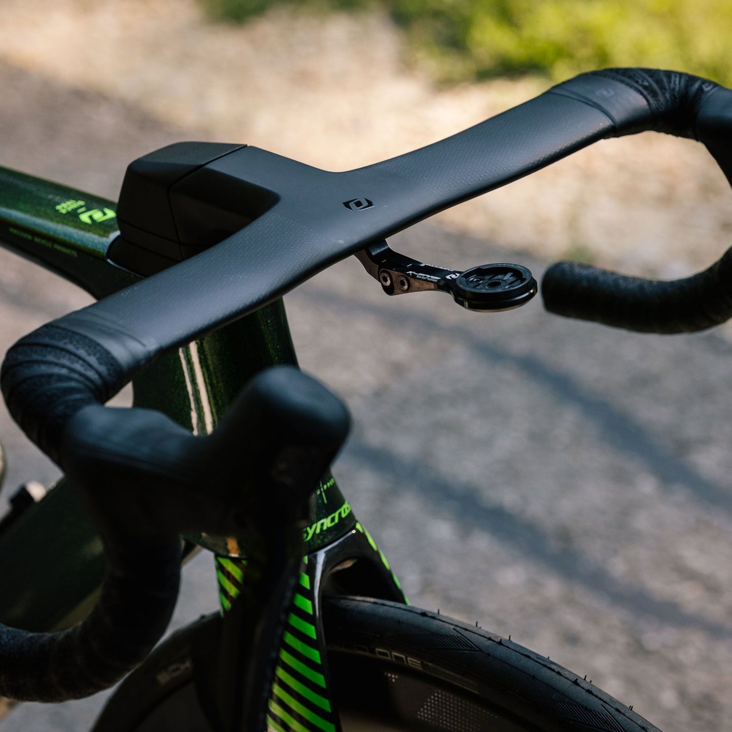 Syncros Creston iC SL Aero 420mm integrated carbon road cockpit with internal cable routing